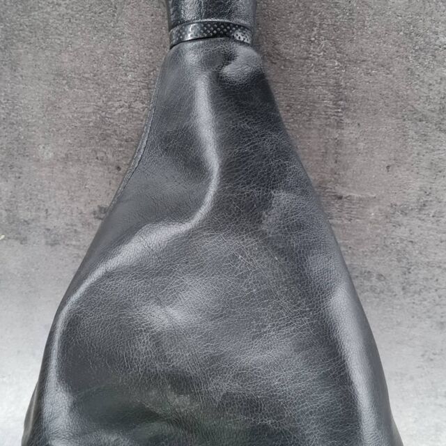 Manžeta(prachovka) na želanie ušitá a upevnená na rám ... 
#calunenie #práca s kožou#art#auto doplnky